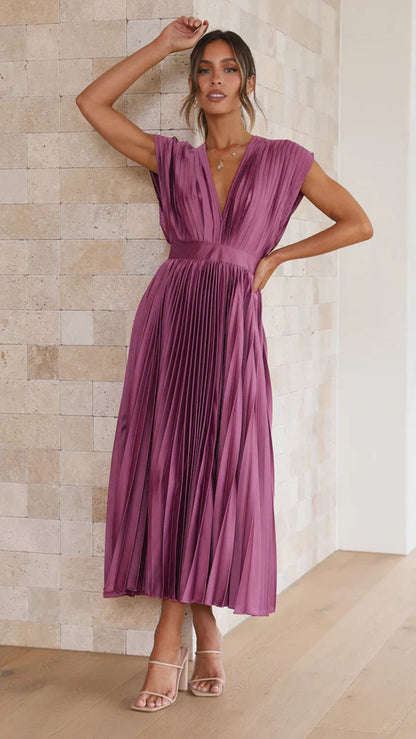 Épure Féminine – Robe Légère Col V et Plis Délicats